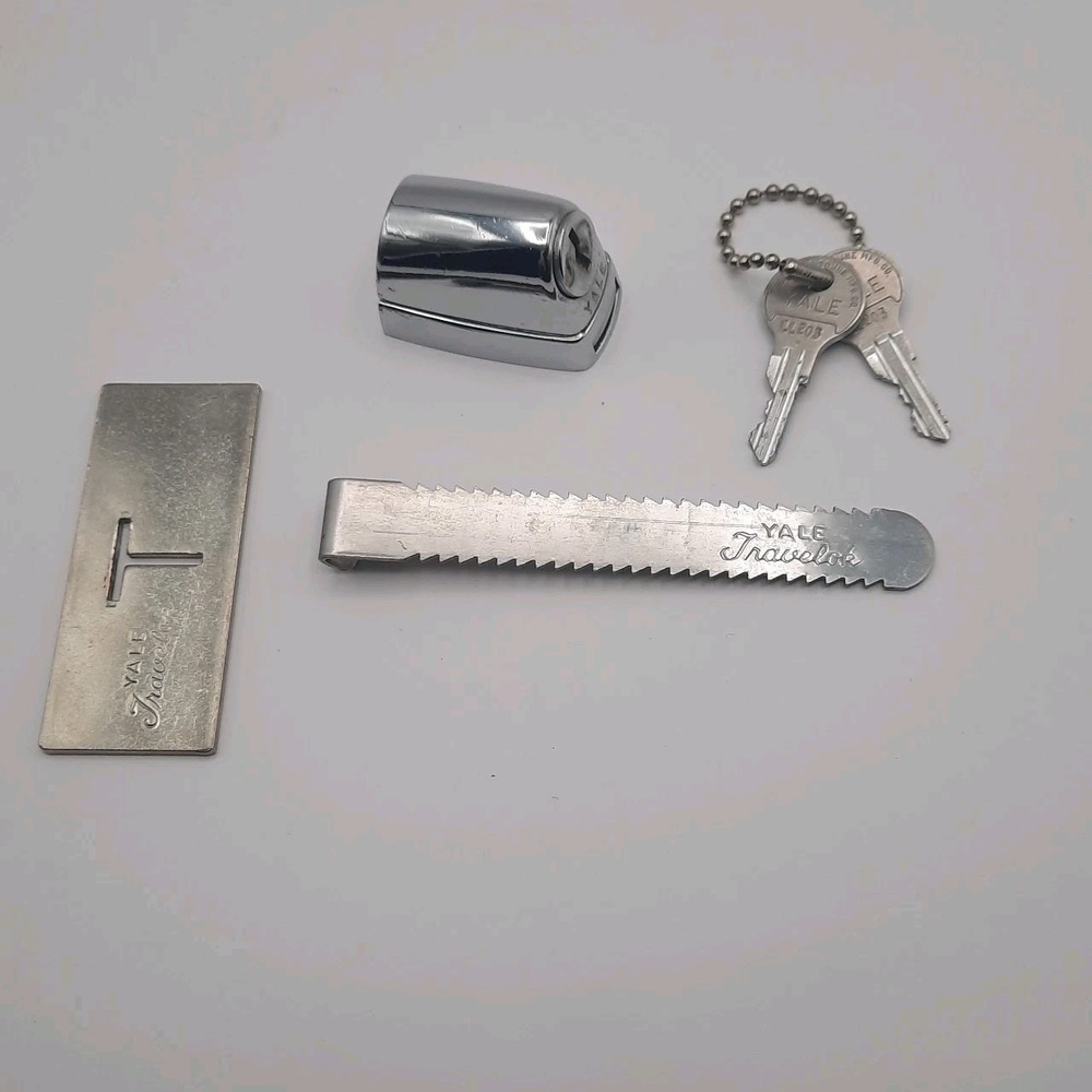 Vintage YALE TRAVELOK Portable Security Travel Lock with Keys